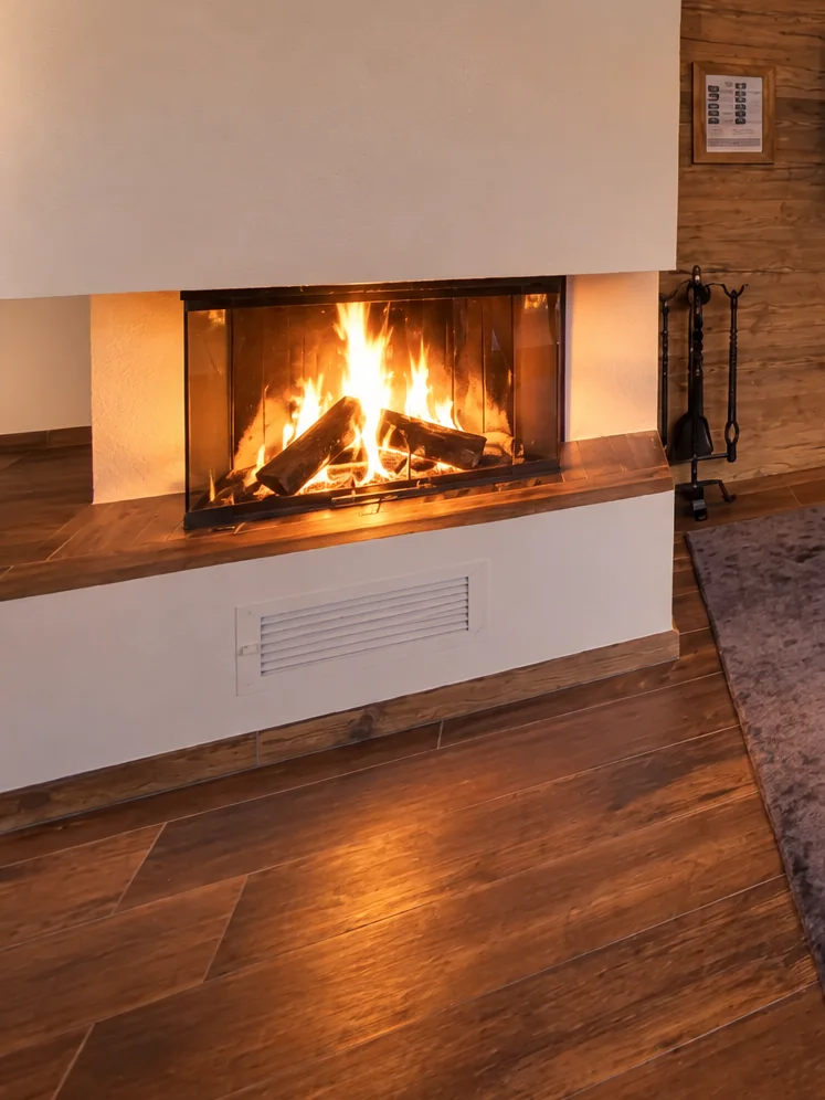 Der Kamin im Wohnraum, das Feuer brennt