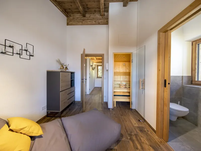 Der Ruheraum neben der Sauna, mit Sitzsack und offener Badtür