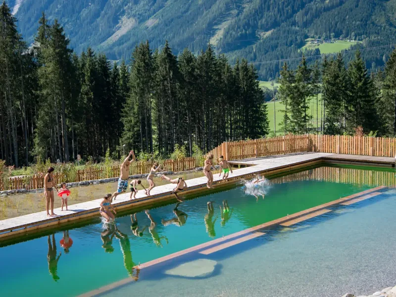 Der Naturpool im Chaletdorf, im Sommer