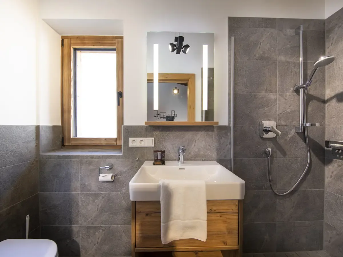 Bad mit Fenster, Waschtisch aus Altholz und Walk-in-Dusche
